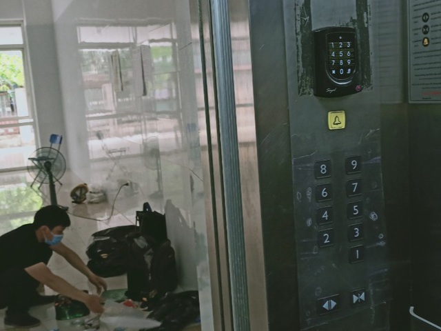 Sợ Covid-19, dân ở chung cư trang bị camera đo thân nhiệt, quẹt thẻ hạn chế - 1