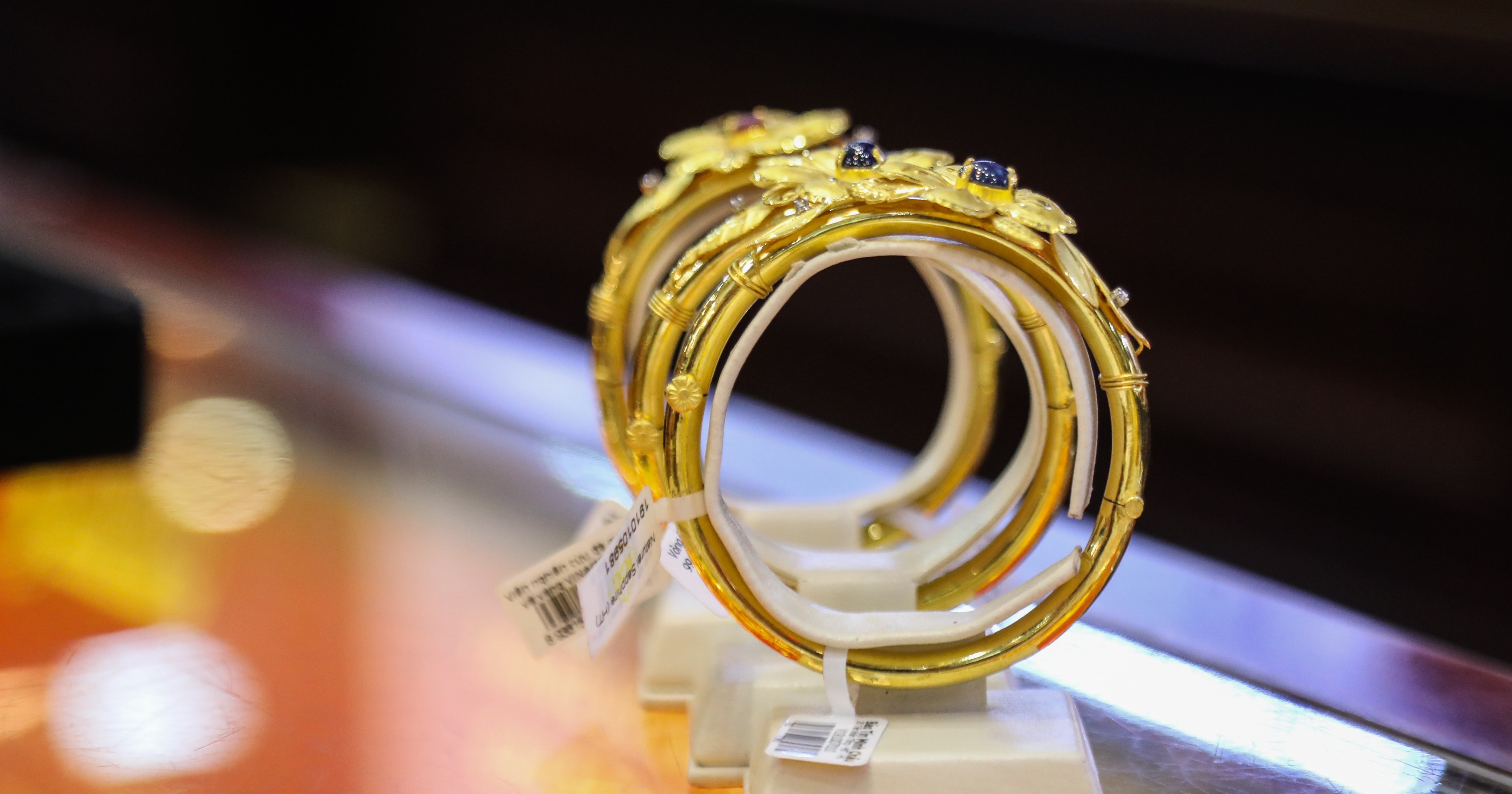 Chênh lệch giá mua, bán vàng nới rộng lên đến 700.000 đồng/lượng