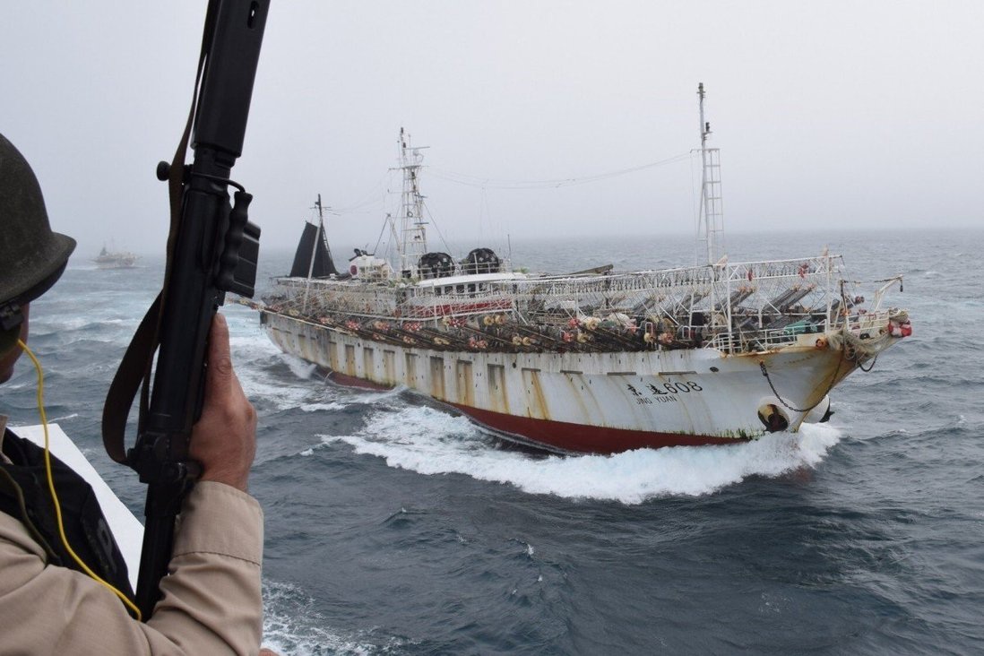 Hàng trăm tàu Trung Quốc bị cáo buộc đánh bắt trái phép gần Argentina