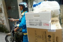 Nắng nóng ở Hà Nội: Thợ lắp điều hòa thu tiền triệu mỗi ngày
