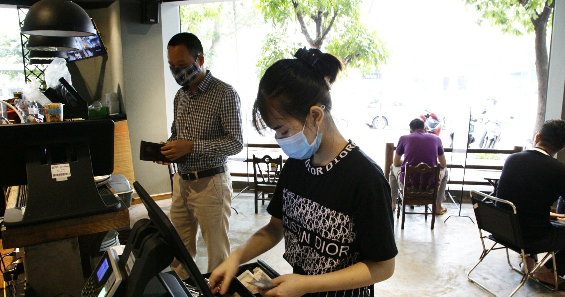 Hà Nội: Đông khách, nhân viên chạy bàn kiêm thu ngân sau ngày nới lỏng…