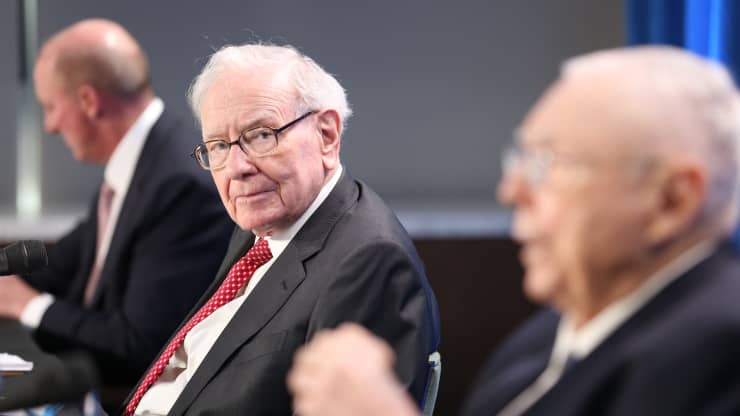 Warren Buffett: Đại dịch tác động không đồng đều và còn lâu mới kết thúc
