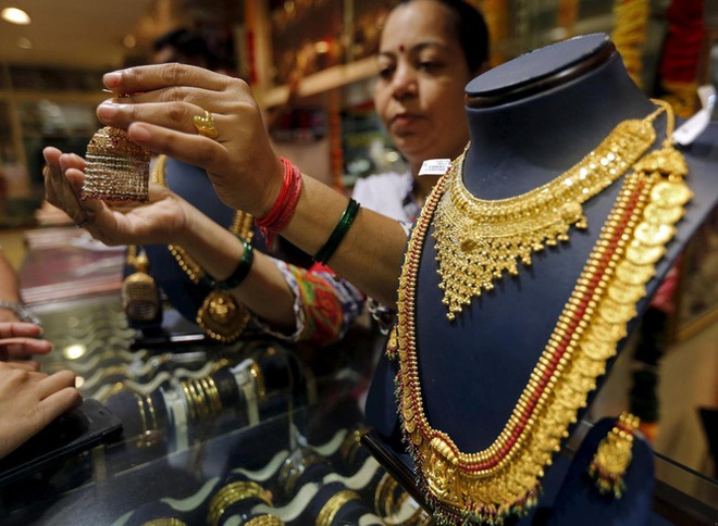 Kiệt quệ vì đại dịch, người Ấn Độ phải bán vàng để trang trải cuộc sống - 1
