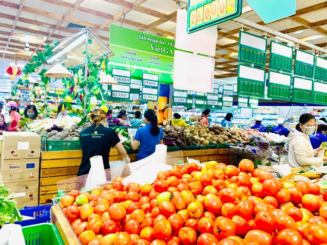 TPHCM: Cảnh xếp hàng dài ngoài siêu thị trong ngày có tin đồn thất thiệt - 14