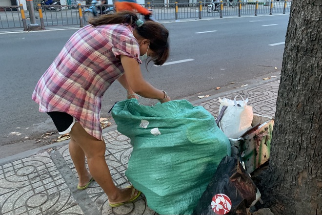 Những cảnh đời khốn khó mưu sinh ở phố Sài Gòn giữa dịch bệnh - 1