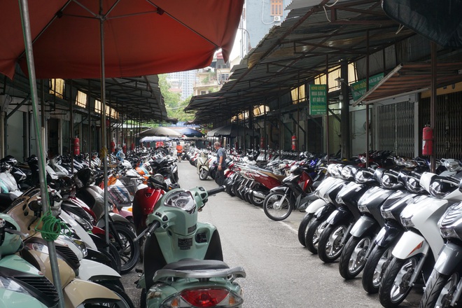 Nhiều cửa hàng xe máy tại Hà Nội khách vắng như chùa bà Đanh - 1