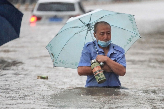 Hàng chục nghìn công nhân lắp ráp iPhone phải nghỉ việc vì lũ lụt lịch sử - 2