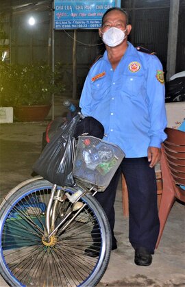 Bác bảo vệ thất nghiệp, đạp xe 3 ngày từ TPHCM về Sóc Trăng tránh dịch