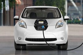 Người mua xe lợi trăm triệu đồng nếu ô tô điện giảm 50% phí trước bạ