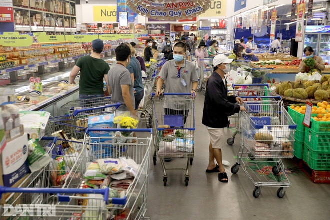 Người dân TPHCM đổ xô đi mua sắm, có siêu thị tăng 300% lượng hàng - 1