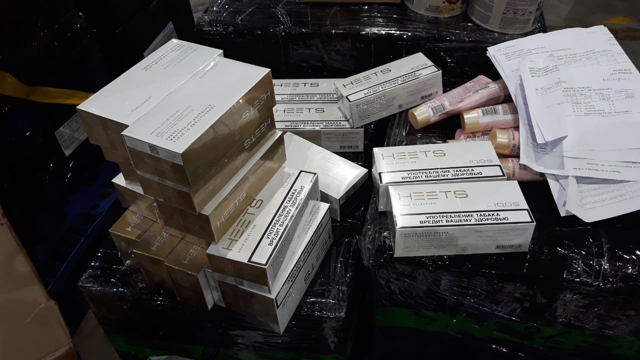 Bắt hàng trăm bộ kit test nhanh và thuốc chống dịch nhập lập ở Nội Bài