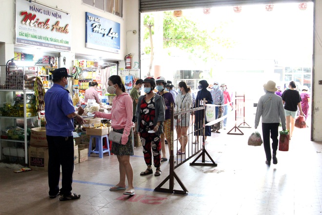 Đà Nẵng: Mở lại chợ, cửa hàng tạp hóa, các quầy cách nhau ít nhất 5 mét - 1