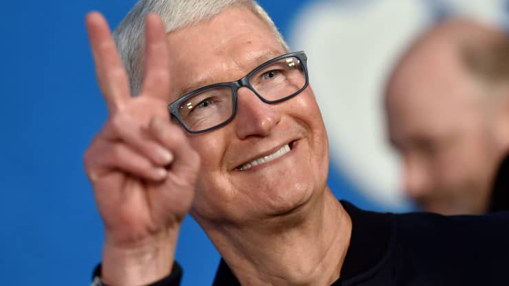 Tim Cook nhận hơn 5 triệu cổ phiếu thưởng Apple trị giá 750 triệu USD