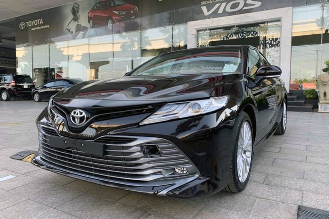 Toyota Camry, Kia Sedona giảm giá sâu, dọn kho chờ phiên bản mới - 1