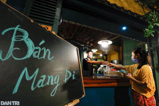 NÓNG: Hàng quán ăn uống ở TPHCM được mở bán mang về - 1