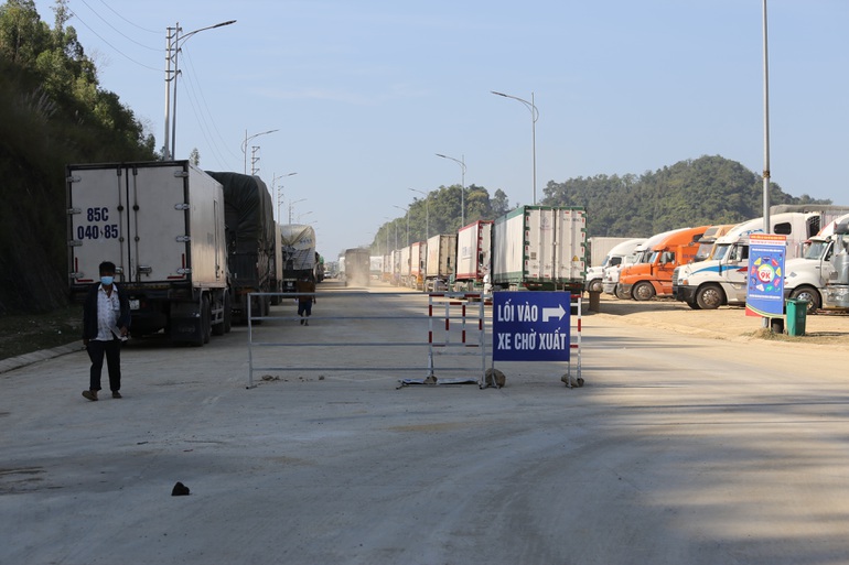 4.000 xe hàng mắc kẹt tại cửa khẩu, Trung Quốc lại báo tin xấu - 1