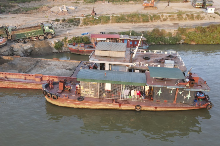 Vụ tàu không số buôn dầu trên sông Đuống: UBND tỉnh Bắc Ninh chỉ đạo khẩn - 2