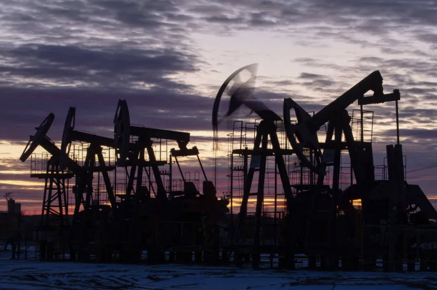 Giá dầu vọt lên cao nhất kể từ tháng 3 khi Mỹ tính mua 60 triệu thùng dự trữ