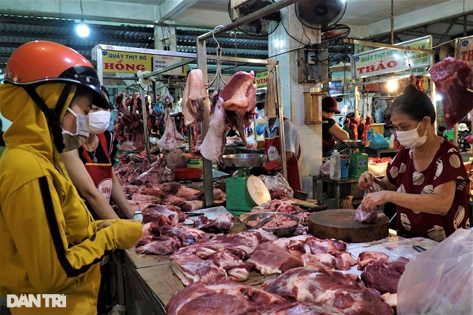 Đà Nẵng: Người dân đổ xô đi mua hàng hóa dự trữ trước giờ dừng họp chợ - 5