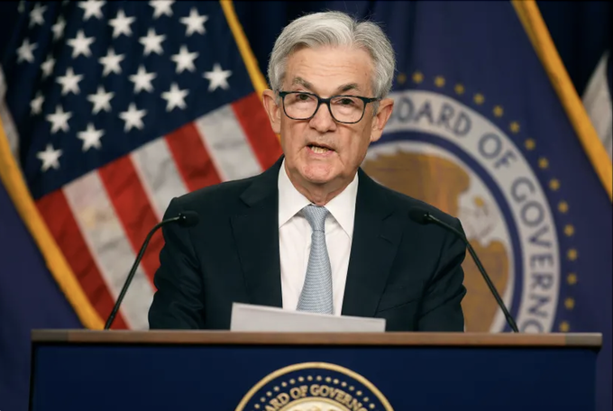 Fed đưa lãi suất lên cao nhất 14 năm, báo hiệu sắp thay đổi chính sách - 1