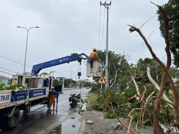 Một số tỉnh miền Trung bị cắt điện do bão Noru 