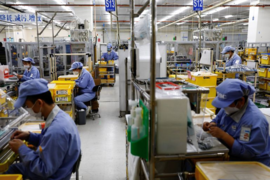 Hoạt động sản xuất tại Trung Quốc giảm năm tháng liên tiếp
