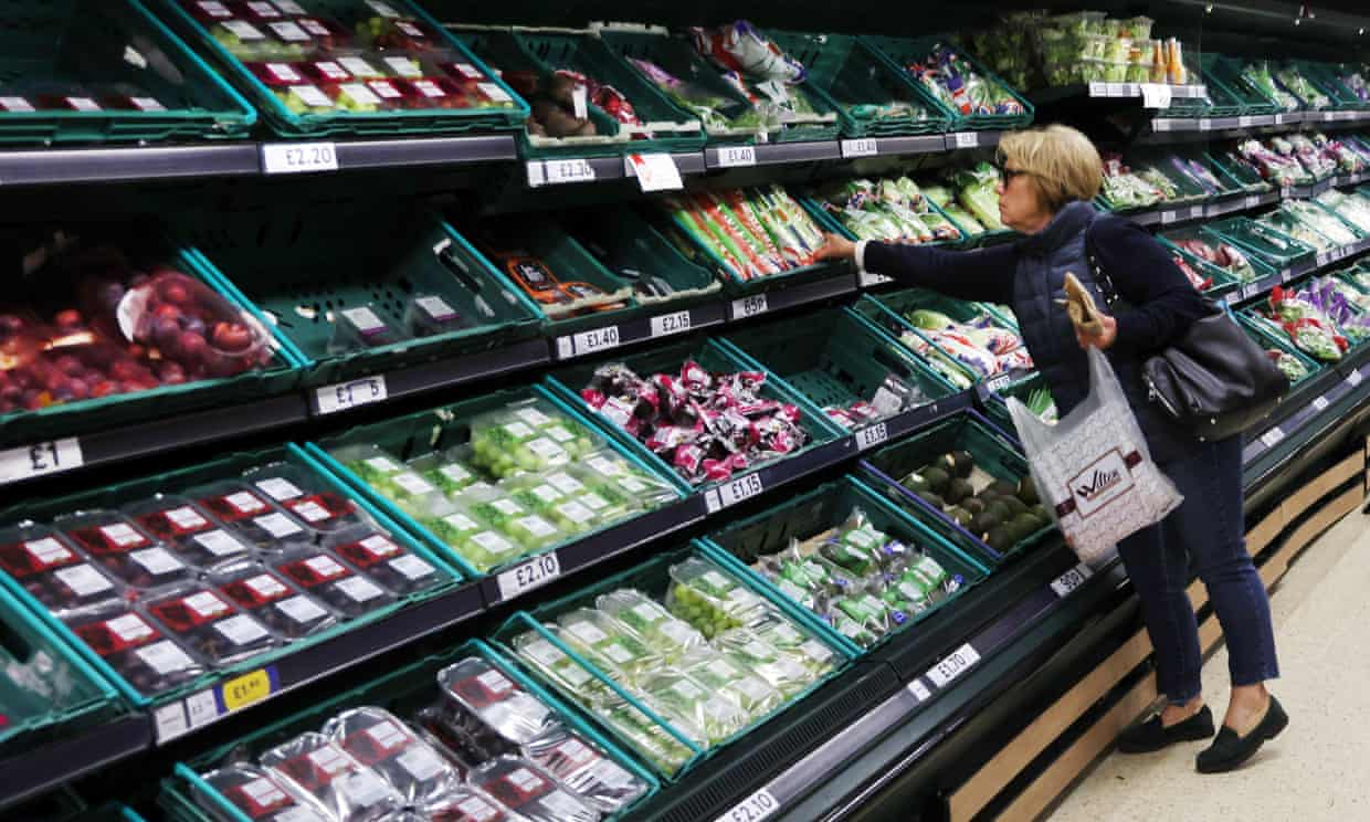 Sau hơn hai năm, giá thực phẩm tại Anh lần đầu sụt giảm