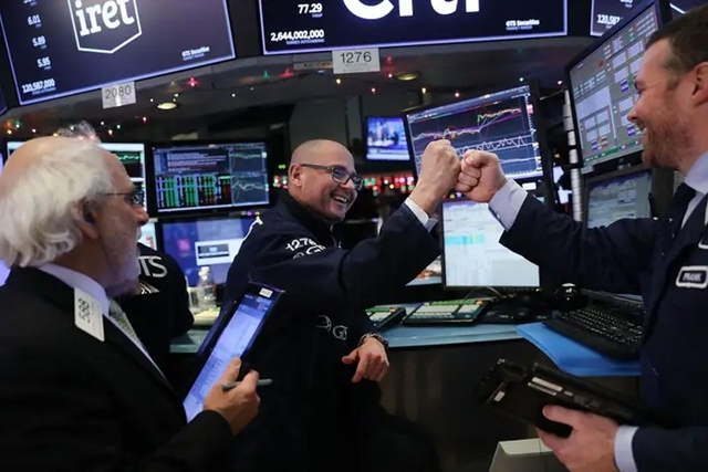 Chứng khoán Mỹ bùng nổ, Dow Jones tăng hơn 300 điểm