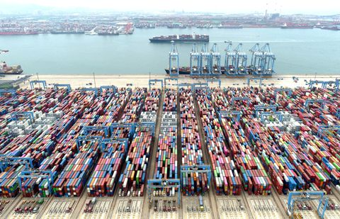 Kim ngạch nhập khẩu của Trung Quốc bất ngờ tăng trong tháng 10, xuất khẩu tiếp tục giảm sâu