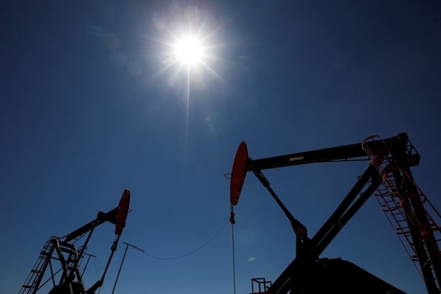 Giá dầu ghi nhận tuần tăng đầu tiên sau một tháng