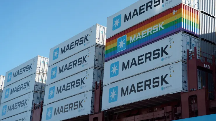 Tàu chở hàng bị tấn công, Maersk tạm dừng hoạt động vận tải qua Biển Đỏ trong 48 giờ