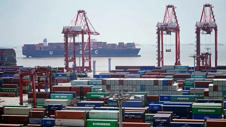 Xuất khẩu của Trung Quốc lần đầu tiên sụt giảm sau 7 năm