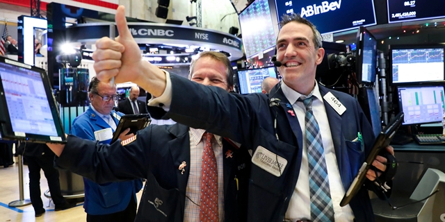 Chứng khoán Mỹ chinh phục đỉnh cao mới, Dow Jones lần đầu vượt 38.000 điểm