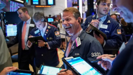 Phấn khích trước kết quả kinh doanh ấn tượng của Nvidia, Dow Jones và S&P 500 lại cùng 'dắt' tay nhau lên đỉnh lịch sử