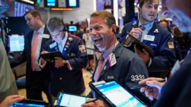 Dow Jones, S&P 500 vượt đỉnh sau phiên họp của Fed