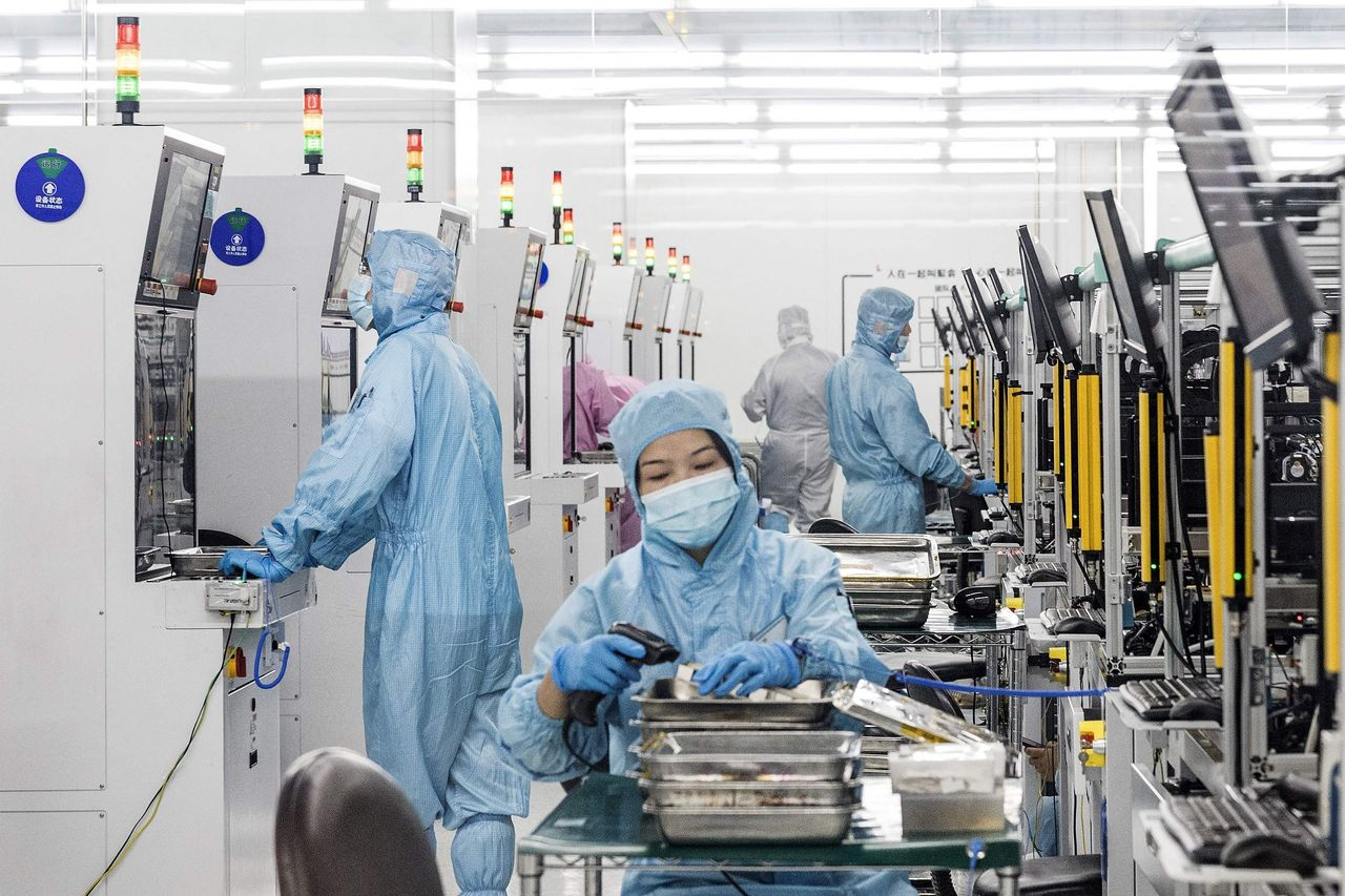 Hoạt động sản xuất của Trung Quốc bất ngờ 'thu hẹp' sau hai tháng mở rộng